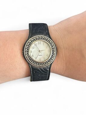Vintage Classic Black Leather Quartz Watch with Silver Accents